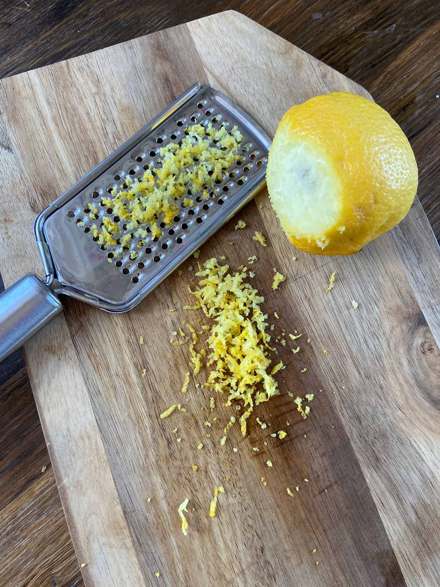 Revet citronskal til koldskål Revet citronskal til koldskål