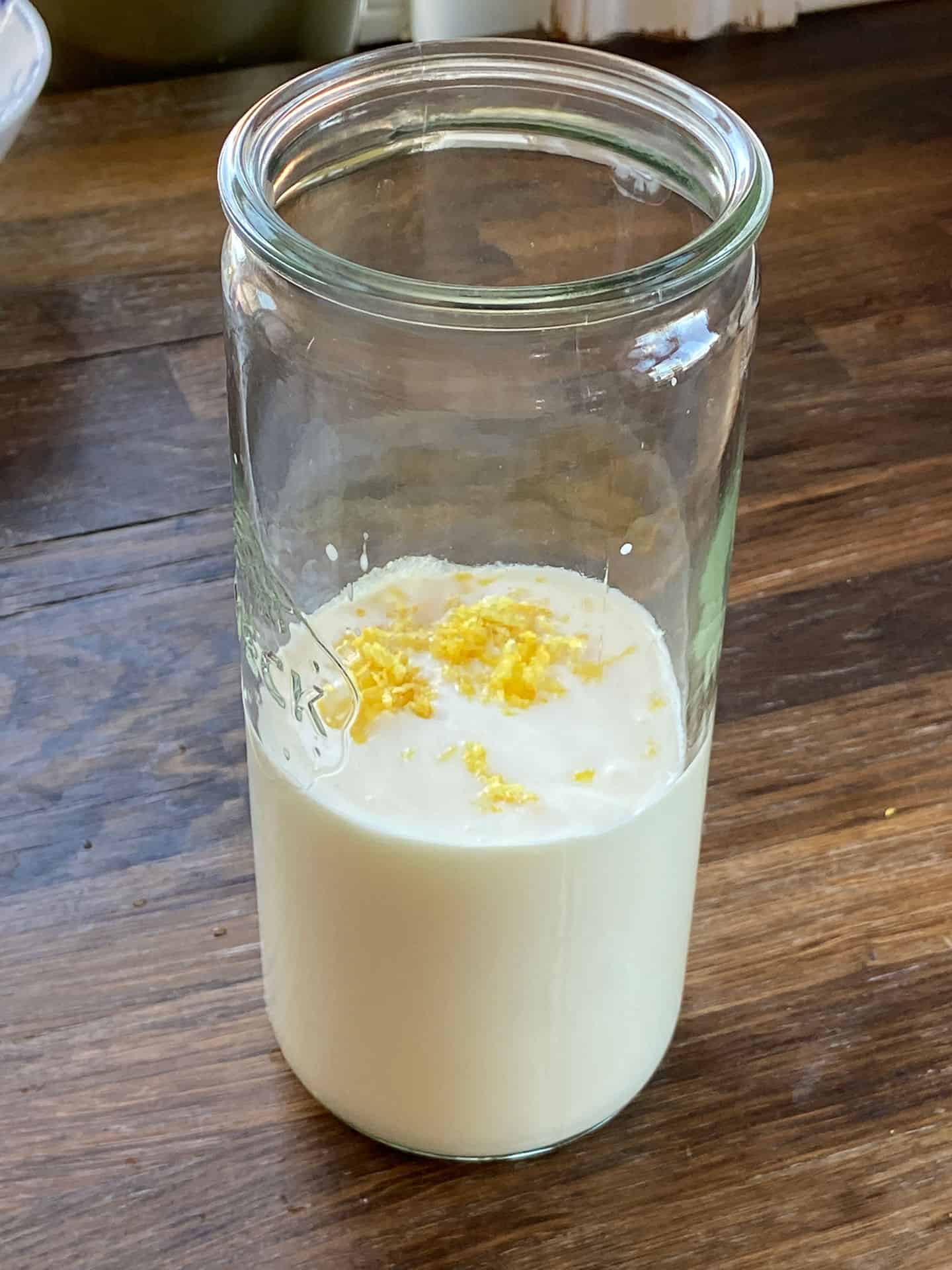 Koldskål klar til at blive blended Koldskål klar til at blive blended