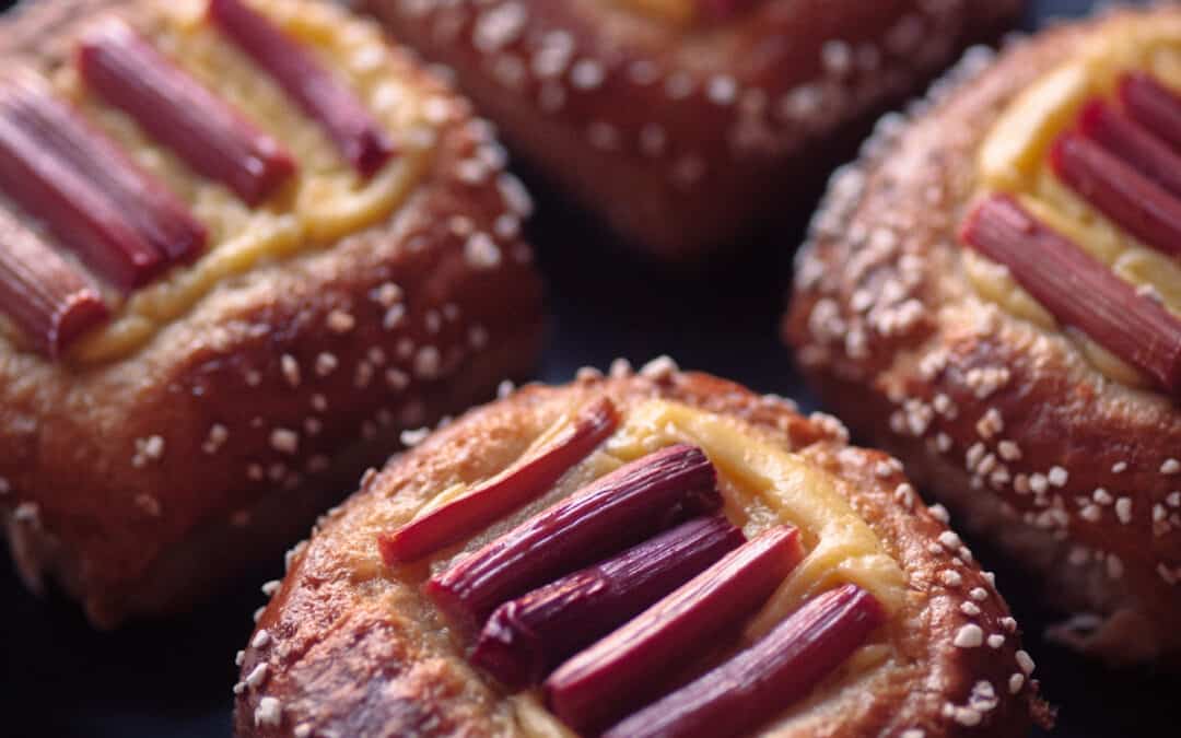 Brioche med bagte rabarber og vanilje